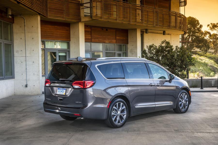  Chrysler Pacifica Limited (RU) 2016 года  (фото 29 из 40)